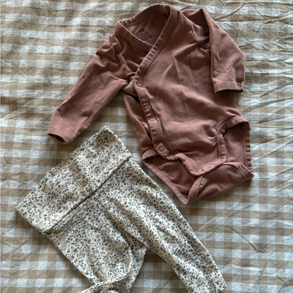 H&M (Organic) Cotton NB Baby Girl Outfit (stretches up to 3 mths), GUC